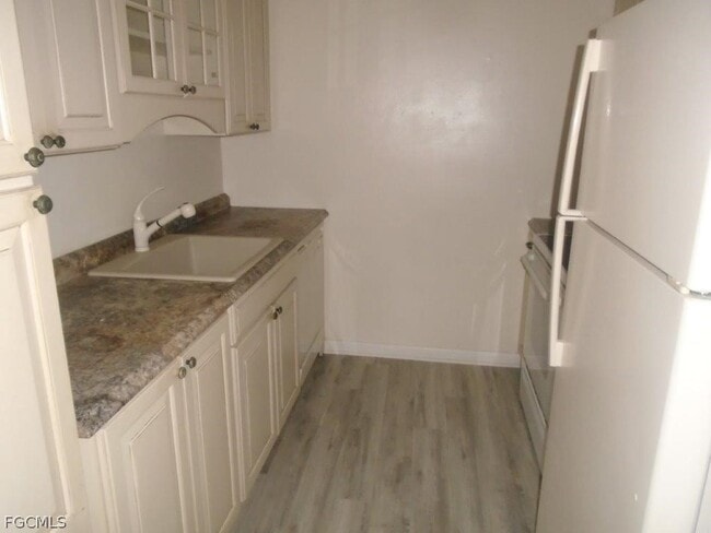 Building Photo - 708 Victoria Dr