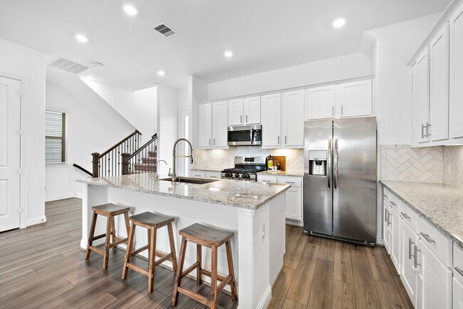 Building Photo - 11008 Mikula Dr