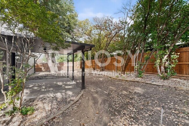 Building Photo - South Arlington Gem