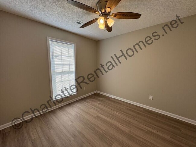 Building Photo - Beautifully updated 3-bedroom, 2-bathroom home for rent in Charlotte!