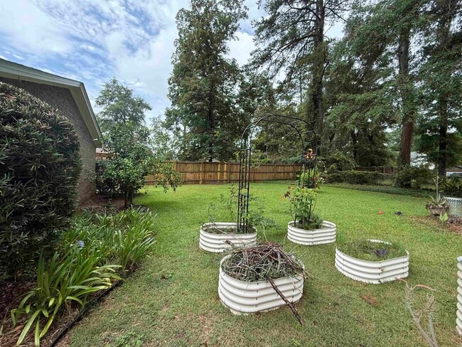 Building Photo - 2306 W Indianhead Dr