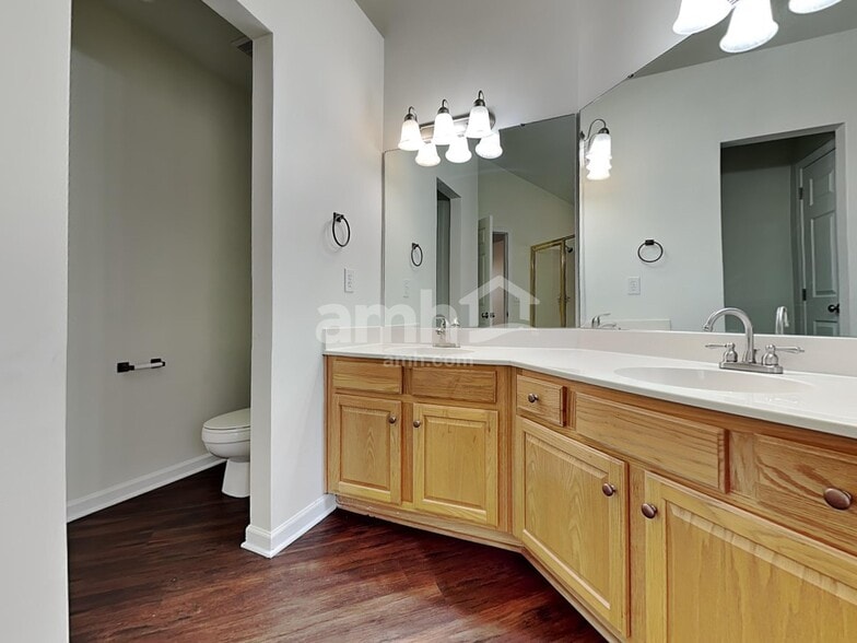 Building Photo - 406 Glencrest Dr