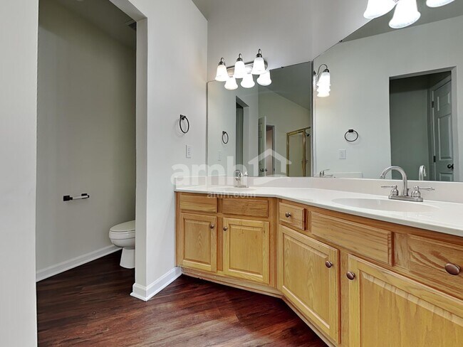 Building Photo - 406 Glencrest Dr