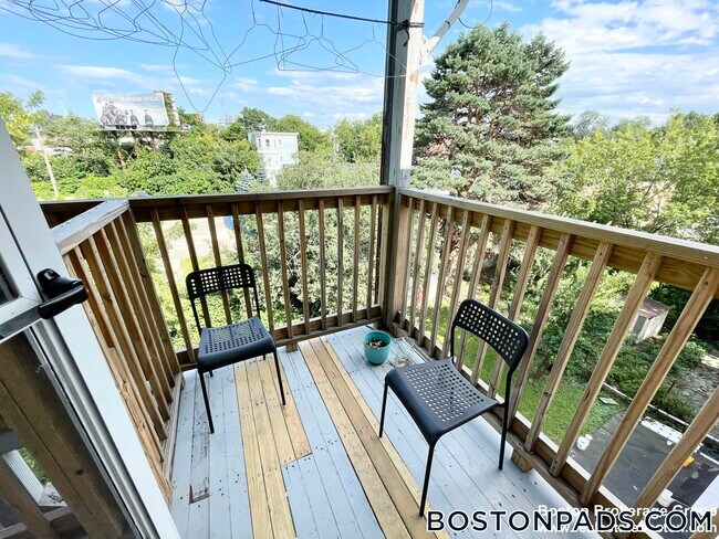 Building Photo - 103 Buttonwood St