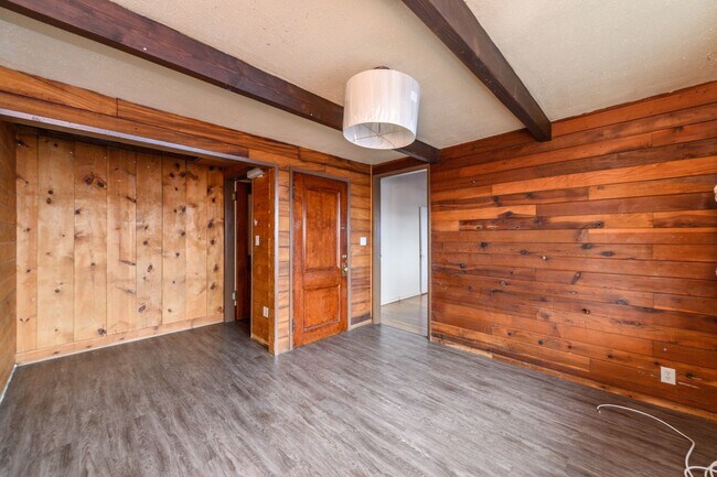 Building Photo - 1070 W Santa Ana Blvd