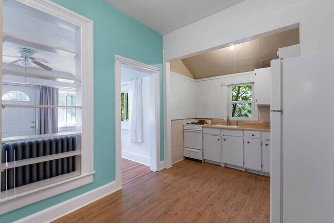 Building Photo - 205 N Sherwood St