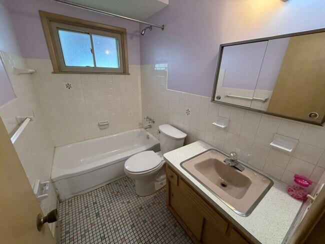 Building Photo - 3 BED 1.5 BATH SINGLE FAMILY HOME