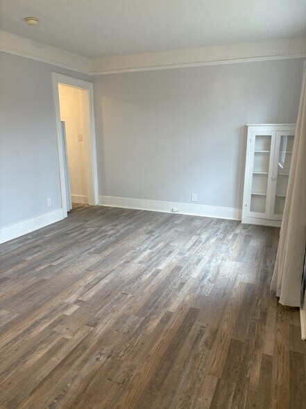 dining area - 445 16th St SE