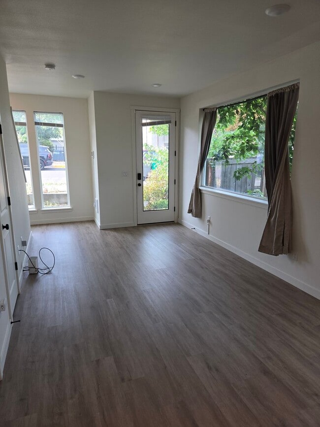 Building Photo - Sleek & Chic! 2 level 2 Bed/1.5 ba 814 Sf