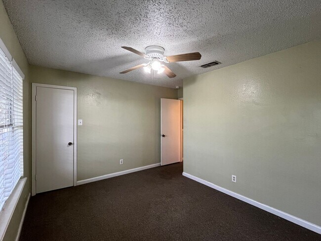 Building Photo - Southside Townhome