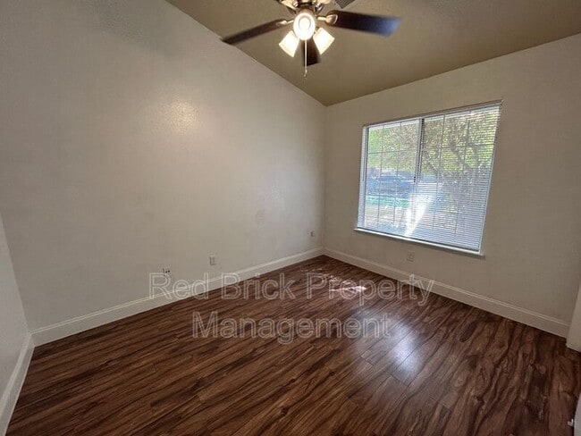 Building Photo - 1061 E Donna Dr