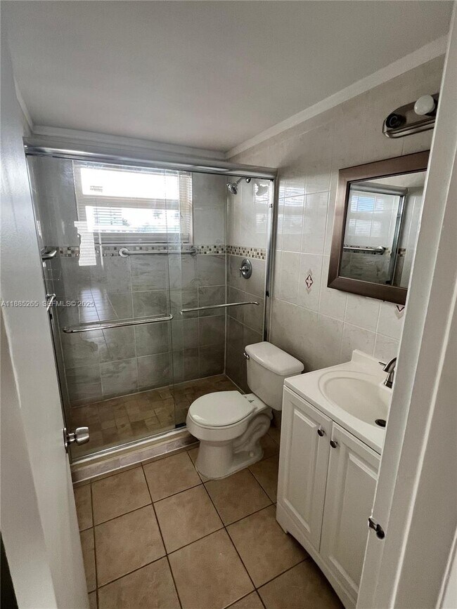 Building Photo - 5050 Bayview Dr