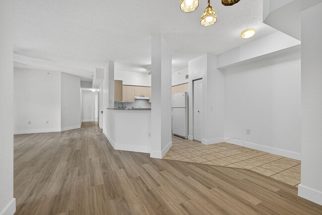 Building Photo - 340 Crestwood Cir