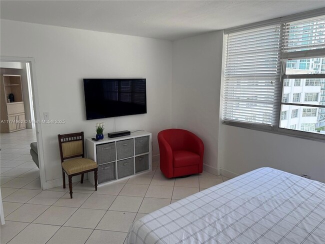 Building Photo - 801 Brickell Bay Dr