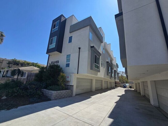 Building Photo - Discover this stunning 2-bedroom, 2-bath home in San Diego!