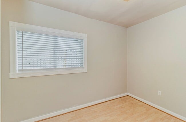 Building Photo - Kirkland Rambler for rent! Contact Jennifer for a showing 4252238096