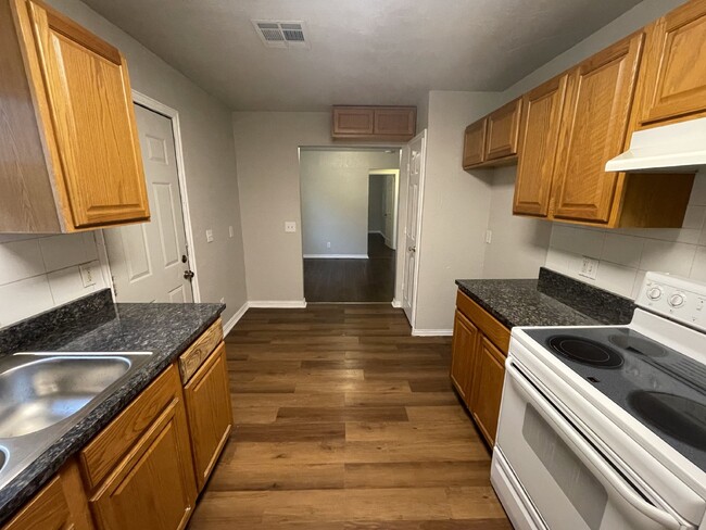 Building Photo - 2 Bed, 1 Bath Home