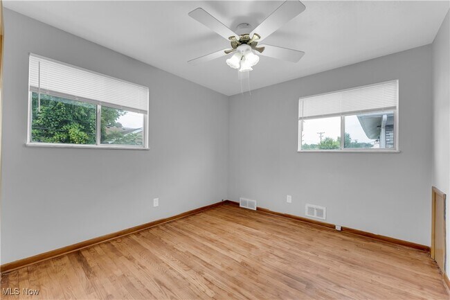 Building Photo - 10725 Vernon Ave