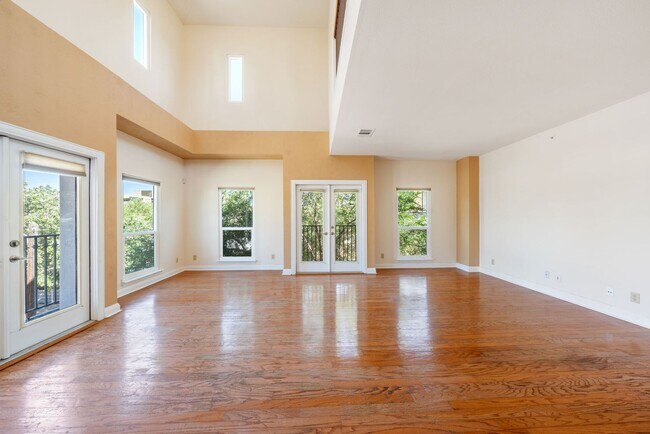 Building Photo - Downtown Luxury Condo with Rooftop Views -...
