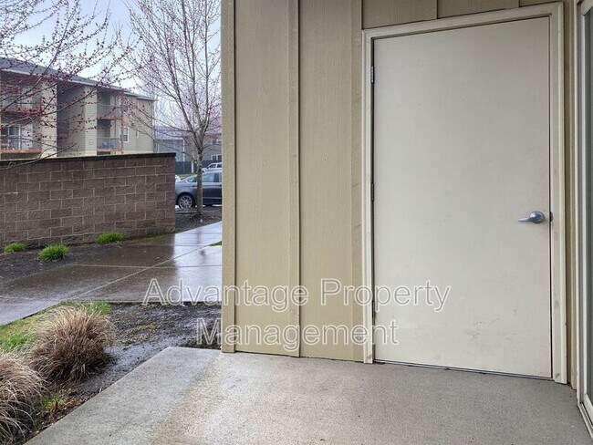 Building Photo - 501 Catron Pl