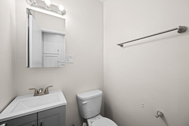 Building Photo - RECENTLY RENOVATED | 3 BED 2 BATH WITH BALCONY & PARKING