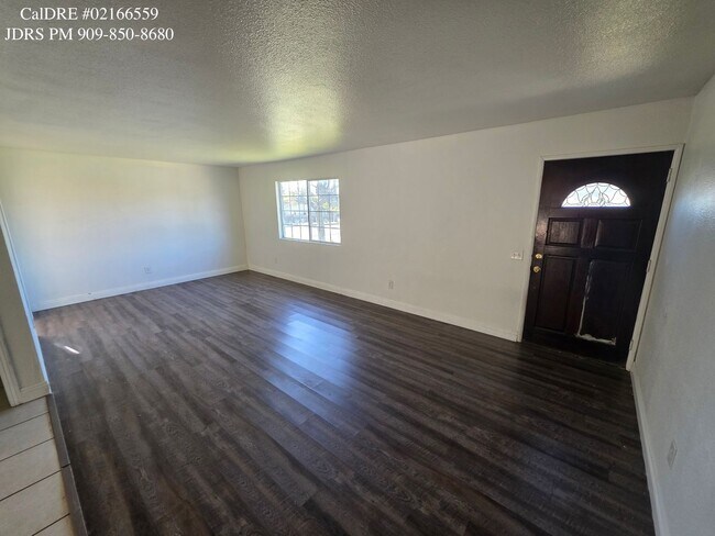 Building Photo - Rialto 4 Bedroom Home with Swimming Pool