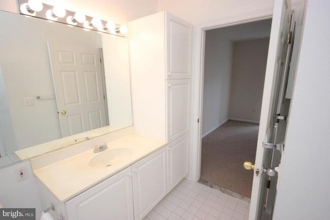 Building Photo - 7000 Falls Reach Dr