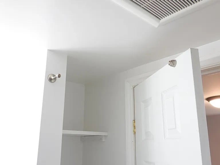 Building Photo - 910 Kennebec Ave