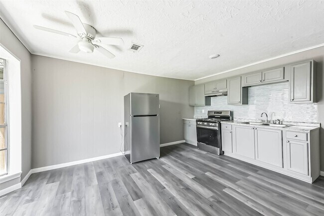 Building Photo - 14249 Brownsville St