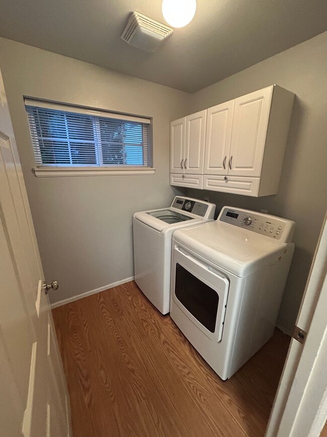 Building Photo - 3 Bed, 2.5 bath Townhome w/1-car garage in Highland Park neighborhood of Renton, $3,075/mo.