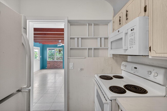 Building Photo - 841 SW 18th Ct