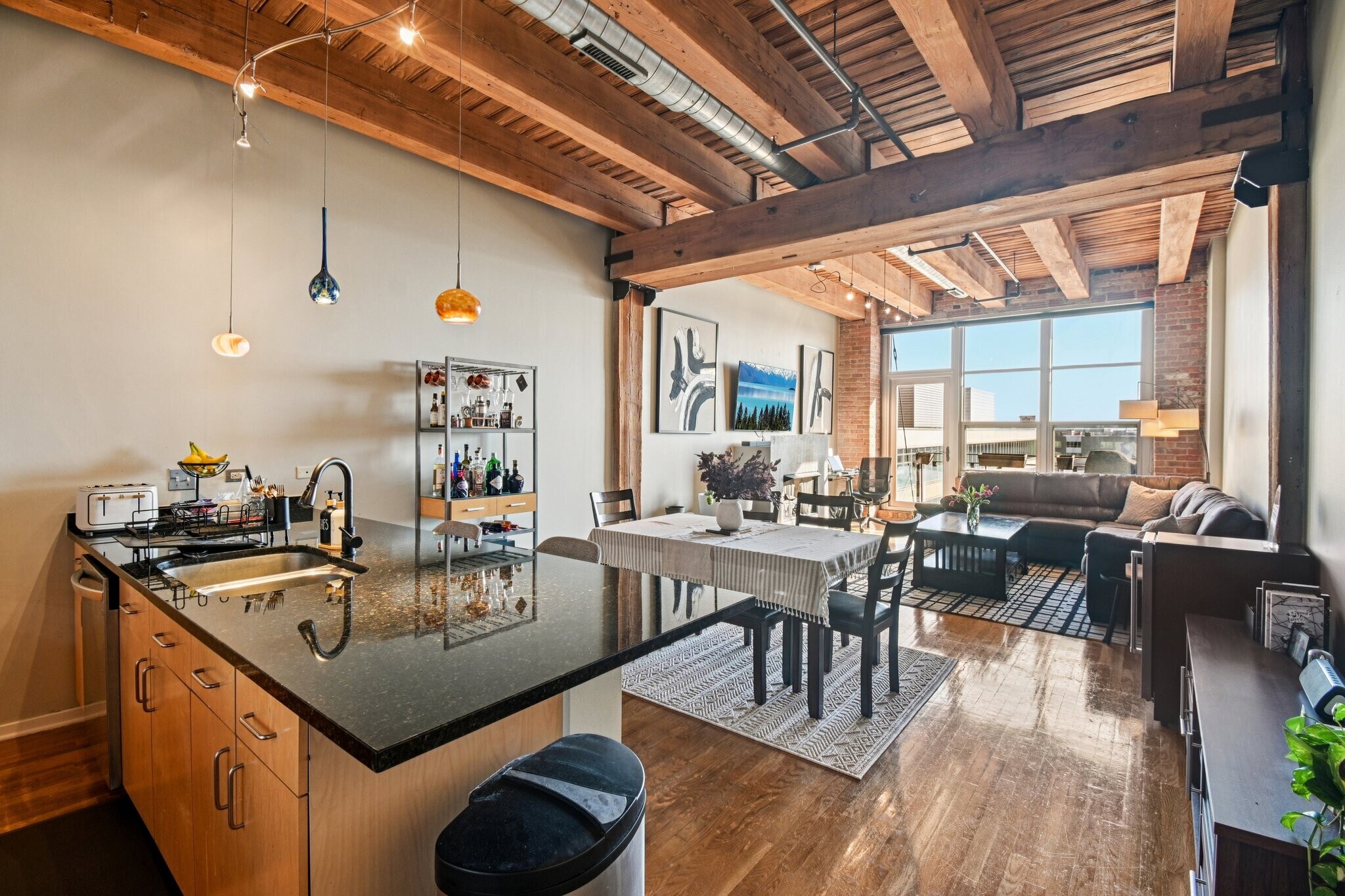 Building Photo - 333 S Desplaines St