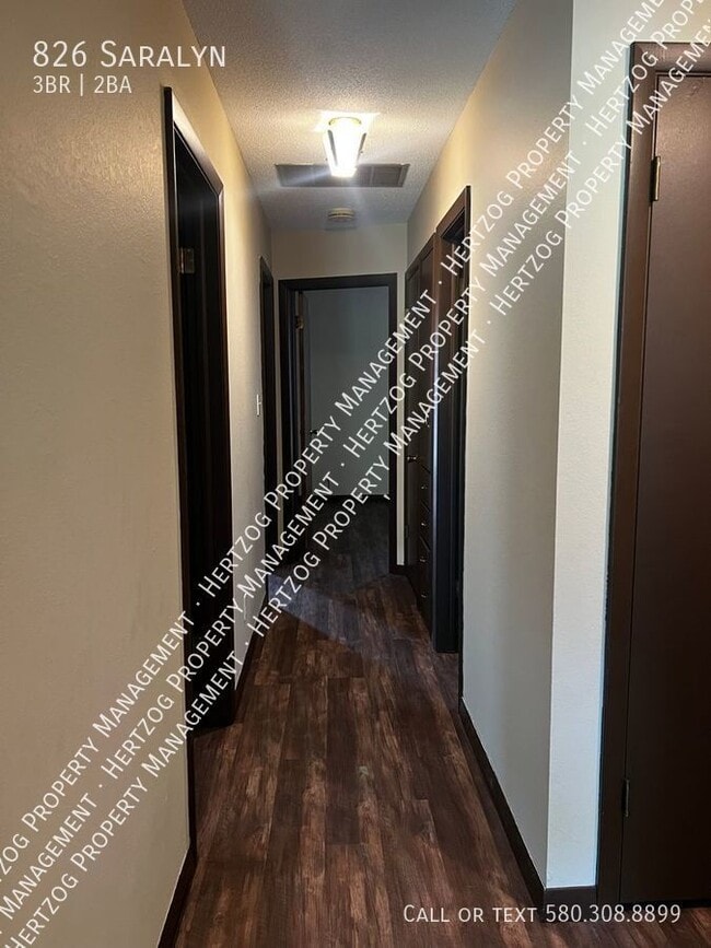 Building Photo - 826 Saralyn-