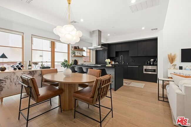 Building Photo - 1035 N Vista St