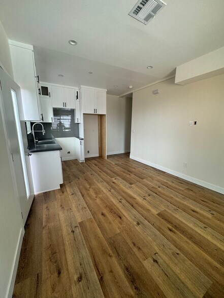 Building Photo - 5875 Towne Ave