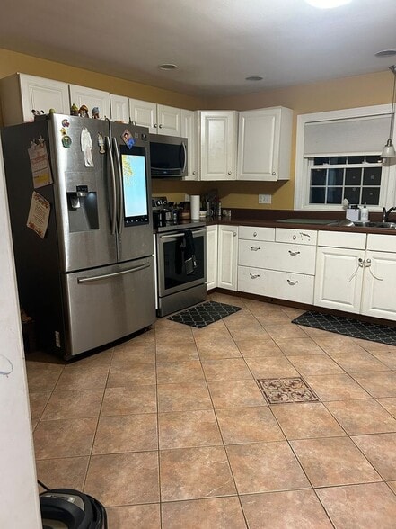 Building Photo - 183 E Main St