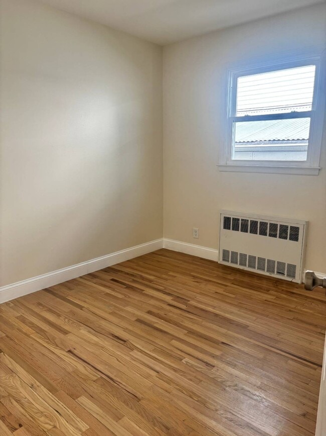 Building Photo - 527 Willowbrook Rd