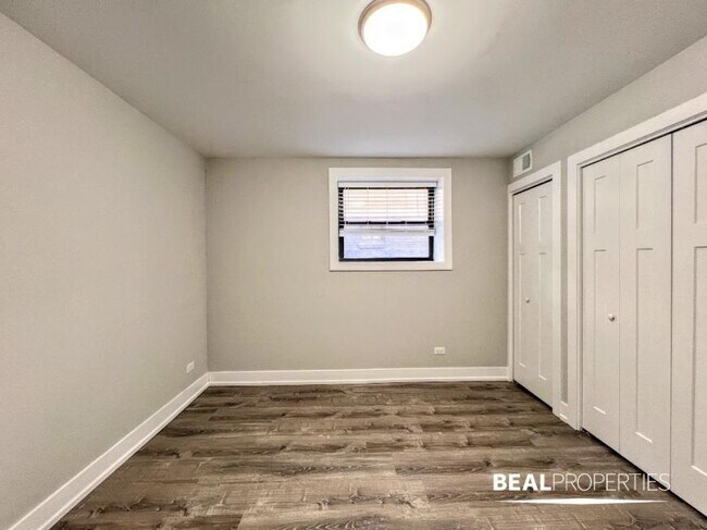 Building Photo - 2 bedroom in EVANSTON IL 60202