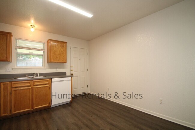 Building Photo - Heights Duplex!