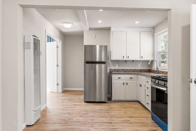 Building Photo - Newly Renovated 2 Bedroom Apartment with P...