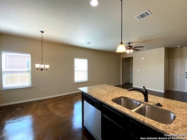 Building Photo - Luxury 3/2 Townhouse in Seguin, TX