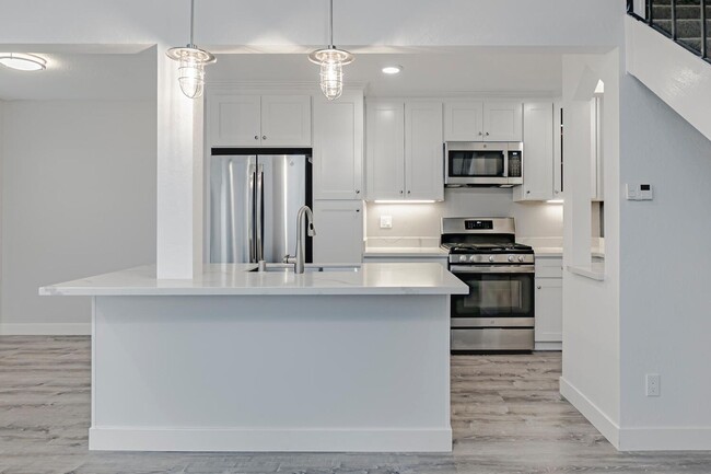Building Photo - Fully Updated 2 Bedroom 1 Bath Condo