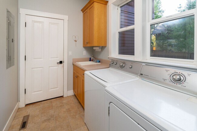 Building Photo - Beautiful Craftsman Style Home in Northwes...