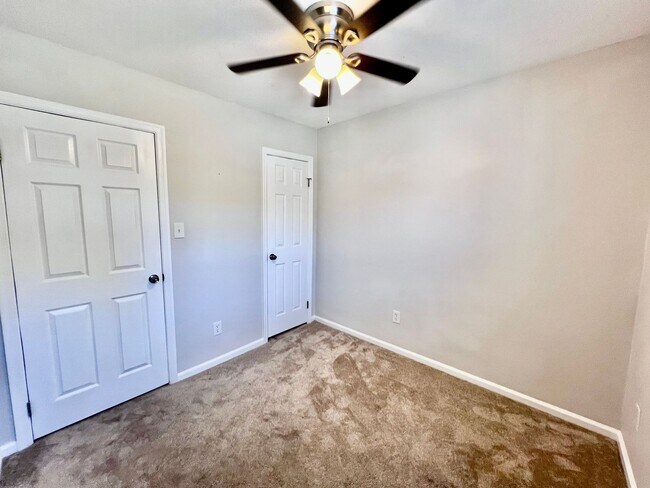 Building Photo - Gorgeous townhouse in the heart of Virgini...