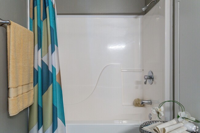 Building Photo - Modern Living with Breezy Comfort!