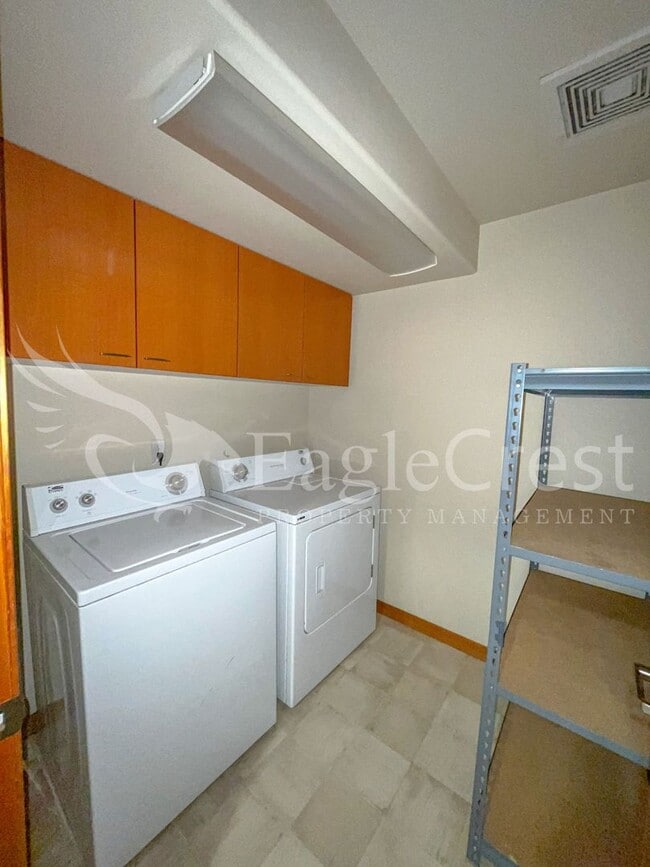 Building Photo - Large 6-Bedroom Whitman Neighborhood House; *Half Off 2nd Month Rent*