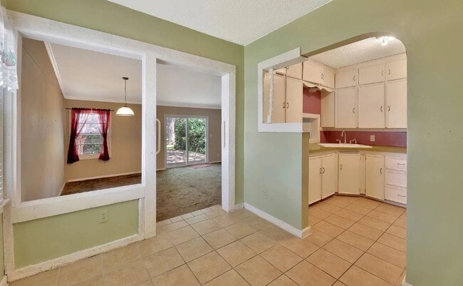 Building Photo - 1544 N Sedgwick Ave