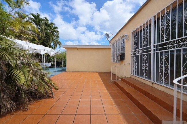 Building Photo - 2227 SW 2nd Terrace