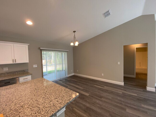 Building Photo - Custom Home - Desirable SE Ocala Neighborhood 3/2/2 **Won't Last**