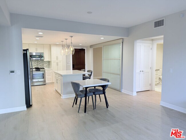 Building Photo - 5015 Balboa Blvd